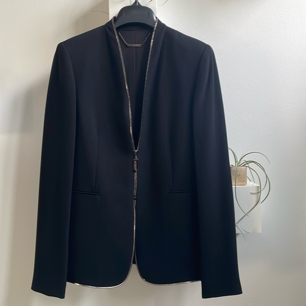 Elie Tahari black jacket Size 4 front zipper